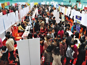 Job seekers attend a job fair in the Fujian Province of China. When the country has raised its minimum wage, the IMF has found evidence employment decreases