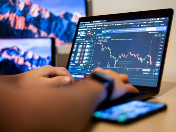 From Novice to Expert: How an Experienced Broker Enhances Your Trading Journey